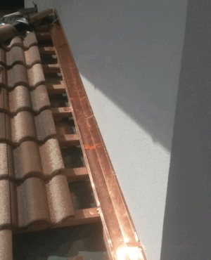 Bočné oplechovanie pod krytinu – pozink farebný