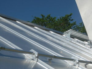 Svorka pre jednorúrkový zachytávač snehu Ø28 mm AL – falcovaná krytina